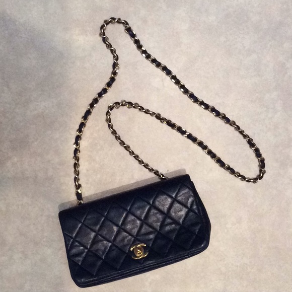CHANEL Handbags - Authentic Chanel purse firm